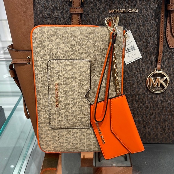 MICHAEL KORS JET SET ITEM LG 2 in 1 CARD CASE & WRISTLET
Poppy 
NWT - Picture 11 of 16